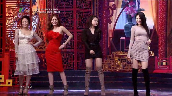 Tuy được chú ý với thân hình nóng bỏng, gương mặt ưa nhìn, nhưng thời điểm đó, cô cùng toàn bộ dàn hot girl đều bị chỉ trích ăn mặc hở hang, nói chuyện nhạt, không có kiến thức về bóng đá khi xuất hiện trên sóng đài truyền hình Quốc gia.