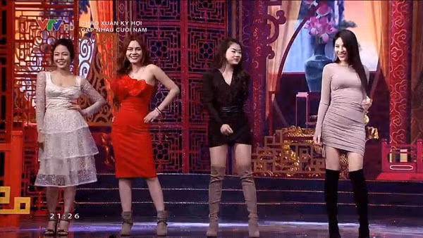 Tuy được chú ý với thân hình nóng bỏng, gương mặt ưa nhìn, nhưng thời điểm đó, cô cùng toàn bộ dàn hot girl đều bị chỉ trích ăn mặc hở hang, nói chuyện nhạt, không có kiến thức về bóng đá khi xuất hiện trên sóng đài truyền hình Quốc gia.