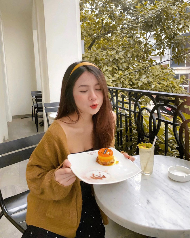 Chỉ cần trang điểm nhẹ nhàng, hot girl 20 tuổi này đã khoe trọn nhan sắc nhẹ nhàng, cuốn hút, đủ khiến ai cũng phải trầm trồ.