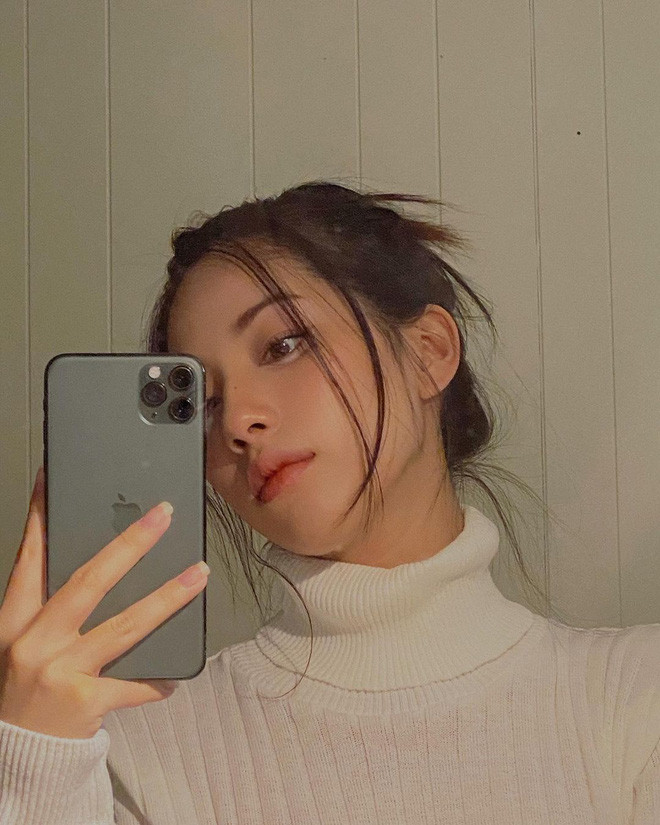 Hot girl 24 tuổi này vẫn khoe trọn nhan sắc nhẹ nhàng, cuốn hút như thời con gái.