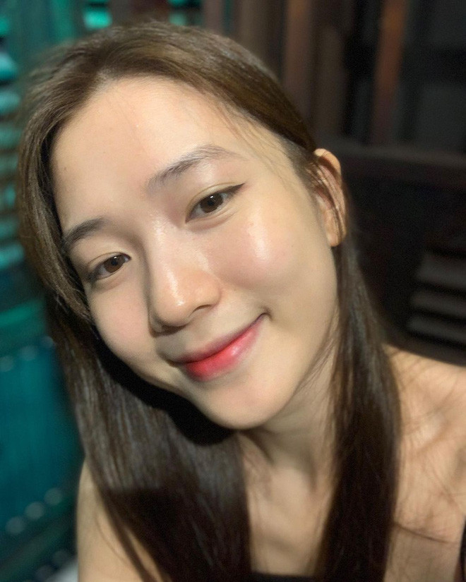 Hot girl Hà thành đình đám một thời Trâm Anh cũng là cái tên gây chú ý bởi ngoại hình đẹp khi mang thai. Hiện tại dù đứa con gái đầu lòng của cô nàng đã khôn lớn, nhưng nhắc đến Trâm Anh ai cũng phải ngưỡng mộ nhan sắc xinh đẹp của cô nàng thời điểm bầu bí.