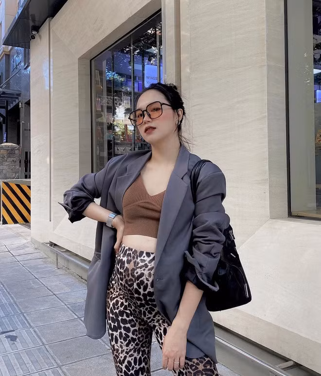 Từng là hot girl Hà thành Tâm Xíu hiện tại đang chuẩn bị chào đón đứa con đầu lòng và khiến nhiều chị em phải ghen tị vì gu thời trang ổn áp, bụng bầu vượt mặt mà vẫn cực sành điệu.