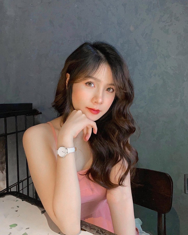 Giang Jolie tên đầy đủ là Dương Thu Giang, sinh năm 2000, là cựu học sinh trường THPT Lý Thái Tổ (Bắc Ninh). Hot girl này từng nổi tiếng với loạt ảnh mặc áo dài và nụ cười đẹp như thiên thần.