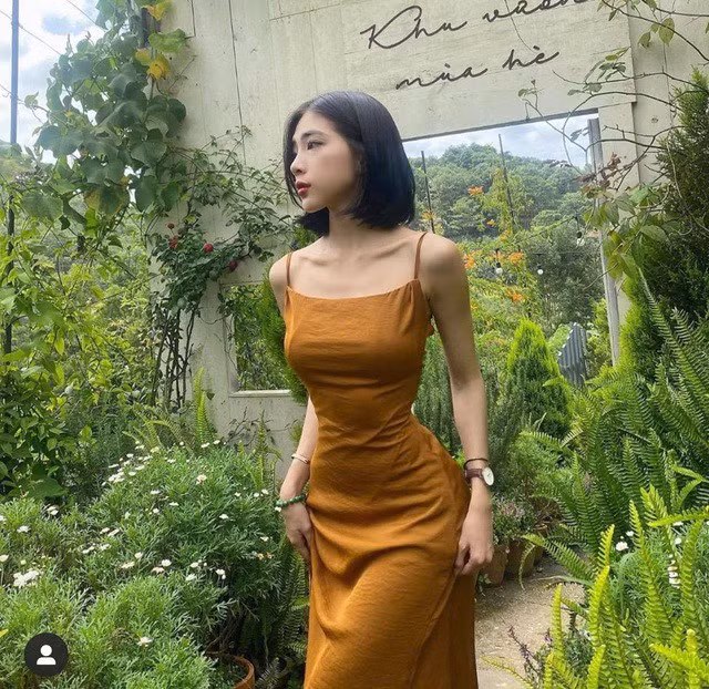 Trên trang cá nhân, Sme Mai thường xuyên khoe gu thời trang sexy chủ yến nhấn vào “vòng eo con kiến”.