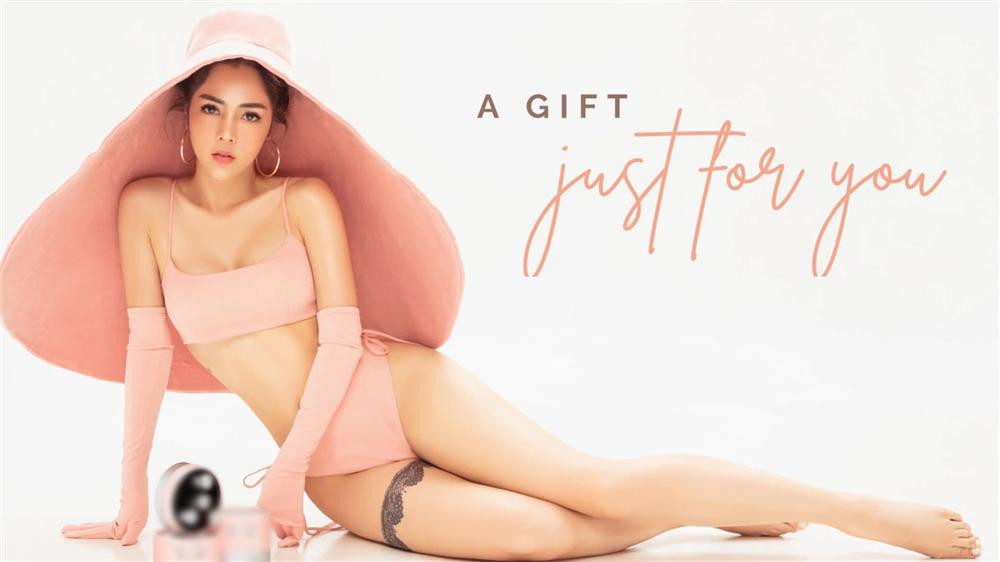 Nữ MC xinh đẹp không hề giấu diếm và cô còn công khai chuyện đã can thiệp phẫu thuật thẩm mỹ, ủng hộ và khích lệ chị em đi làm đẹp.