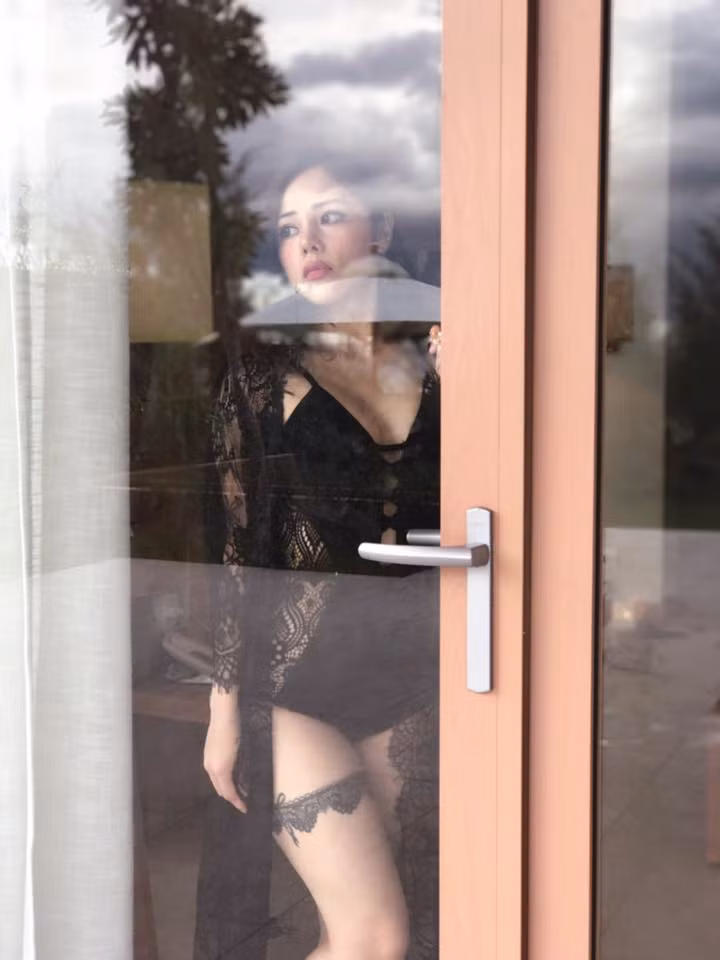 Được biết, để có ngoại hình đẹp và cân đối như hiện tại Bạch Lan Phương đã trải qua quá trình phẫu thuật thẩm mỹ trước đó.