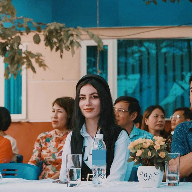 Sở hữu gương mặt sắc sảo với ánh mắt to tròn, sống mũi cao cô giáo Tây trở thành tâm điểm của sự chú ý trong những ngày đầu của năm học