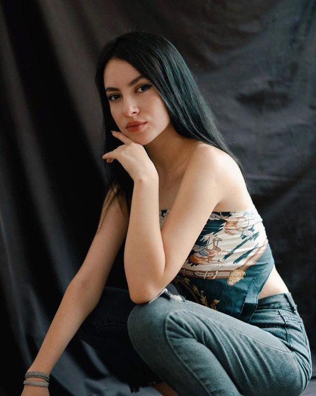 Ngoài thời gian giảng dạy tại trường học, hot girl này còn nhận dạy thêm tại một số trung tâm ngoại ngữ khác trên địa bàn Hà Nội.