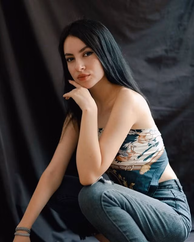 Ngoài thời gian giảng dạy tại trường học, hot girl này còn nhận dạy thêm tại một số trung tâm ngoại ngữ khác trên địa bàn Hà Nội.