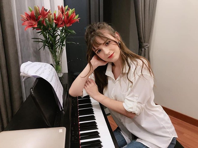 Alexandra Rud (sinh năm 1993) là nữ DJ hiện thu hút được nhiều sự quan tâm của giới trẻ Hà Nội.