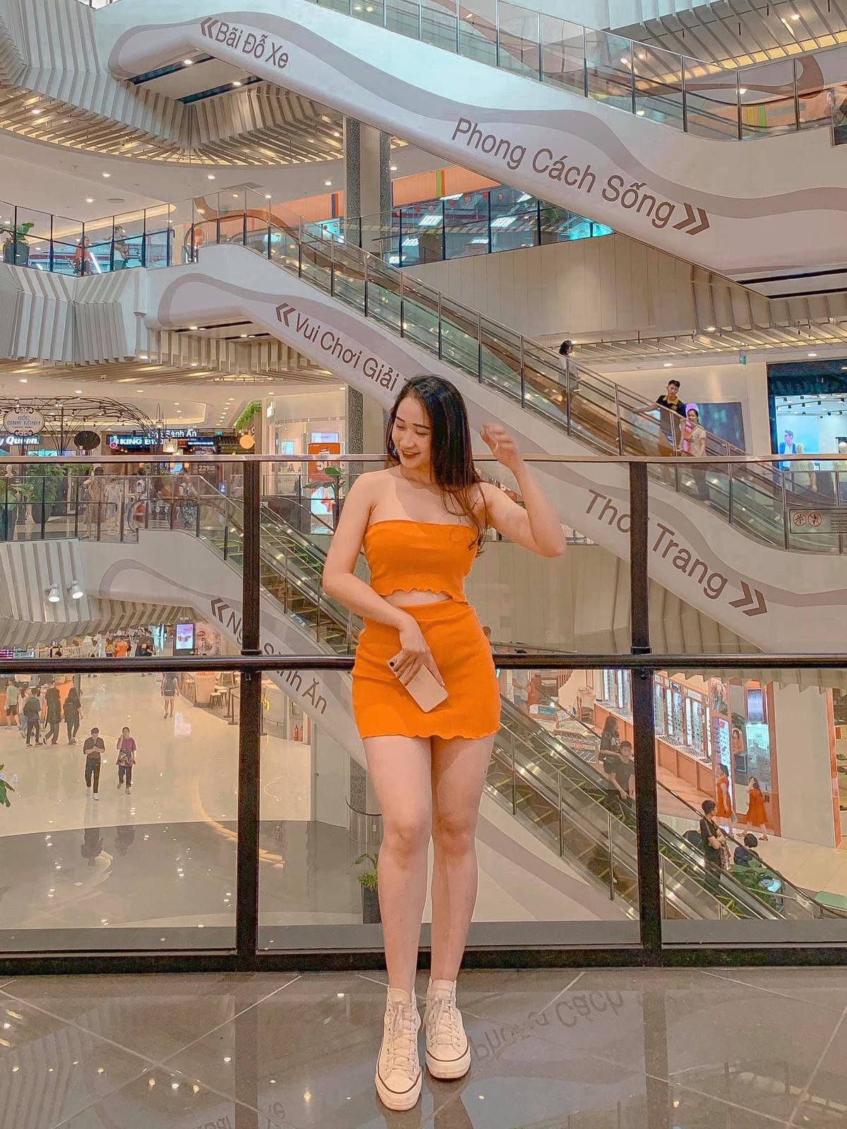 Thảo hiện là giáo viên một trường tiểu học ở Hà Nội, ngoài ra còn là một mẫu ảnh, nữ gymer đình đám.