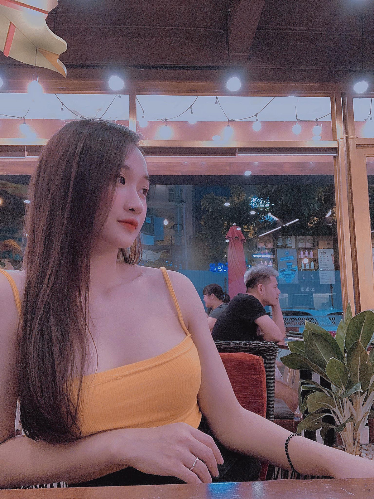 Với ngoại hình chuẩn, nhan sắc xinh đẹp cô thường xuyên đăng tải những hình ảnh bên học sinh của mình và những hoạt động giảng dạy ở trường, nhưng về đời tư thì có phần ít chia sẻ hơn.