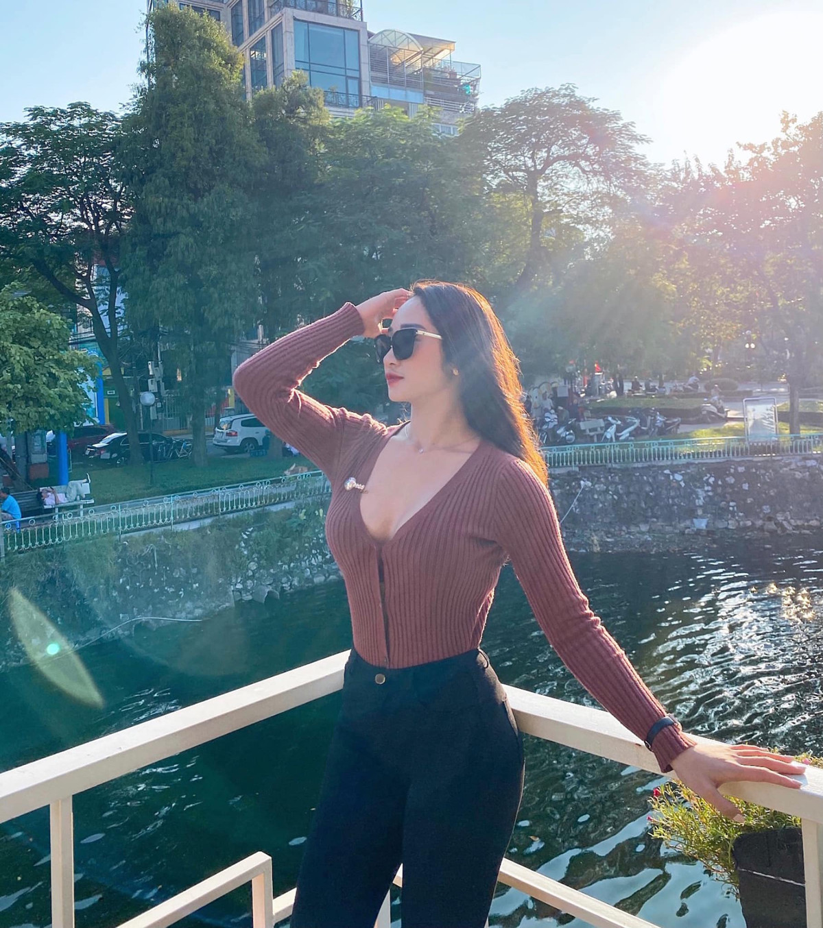 Khi đi dạy trông nhã nhặn, thanh lịch vậy nhưng bước chân ra khỏi giảng đường, Phương Thảo lại cho thấy một hình ảnh khác quyến rũ, hút mắt hơn nhiều.