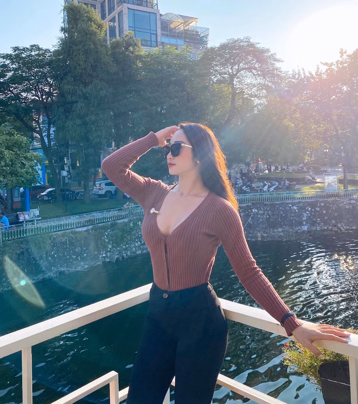 Khi đi dạy trông nhã nhặn, thanh lịch vậy nhưng bước chân ra khỏi giảng đường, Phương Thảo lại cho thấy một hình ảnh khác quyến rũ, hút mắt hơn nhiều.