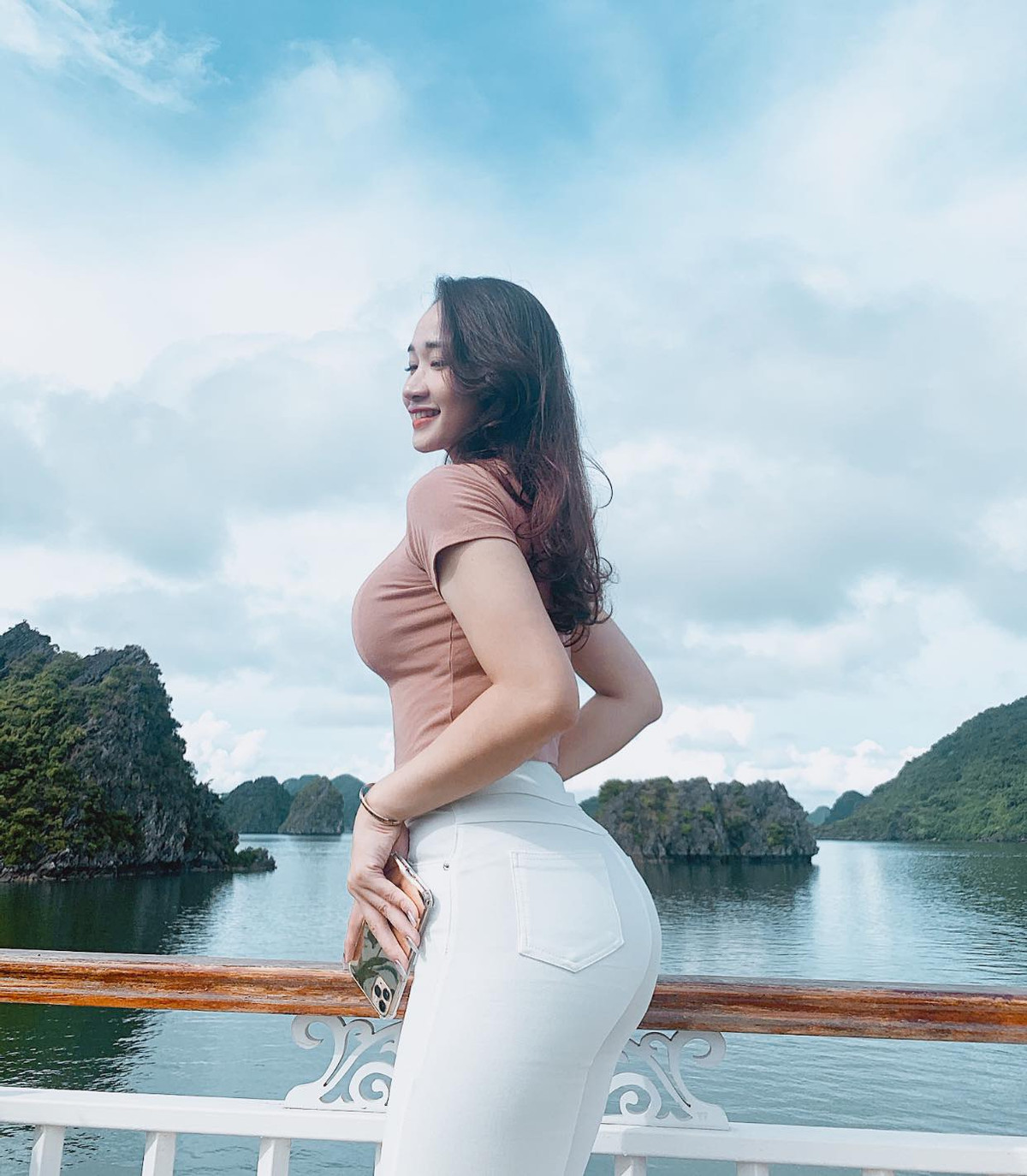 Trước đây, cô nàng thậm chí còn được báo chí Trung Quốc hết lời khen ngợi bởi sở hữu diện mạo quá đỗi xinh đẹp, quyến rũ.