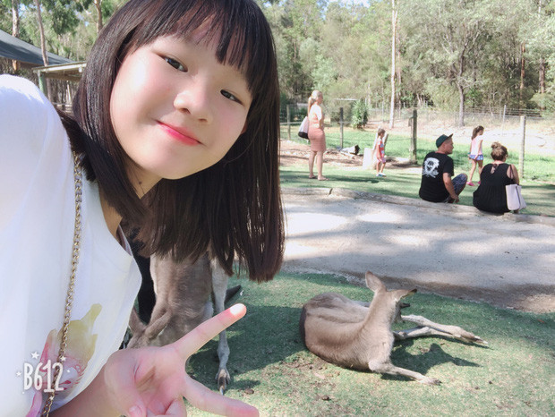 Một điều khác cũng khiến người hâm mộ quan tâm, đó chính là cô nhóc Tiểu Bái Bái. Mới năm nào còn là một nhóc tì 6 tuổi, giờ đây Tiểu Bái Bái đã 12 tuổi, lớn hơn và cũng xinh xắn hơn rất nhiều.