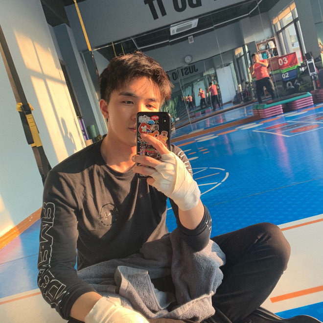 Được biết, người anh quốc dân này đang tự tay sáng lập một công ty mỹ phẩm, điều hành cửa hàng trực tuyến có tới hàng chục triệu lượt theo dõi.