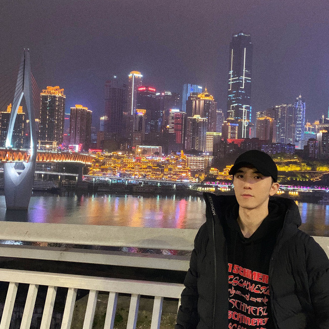 Sau bao nhiêu năm, sức hút của anh chàng vẫn còn, thậm chí còn mãnh liệt hơn.