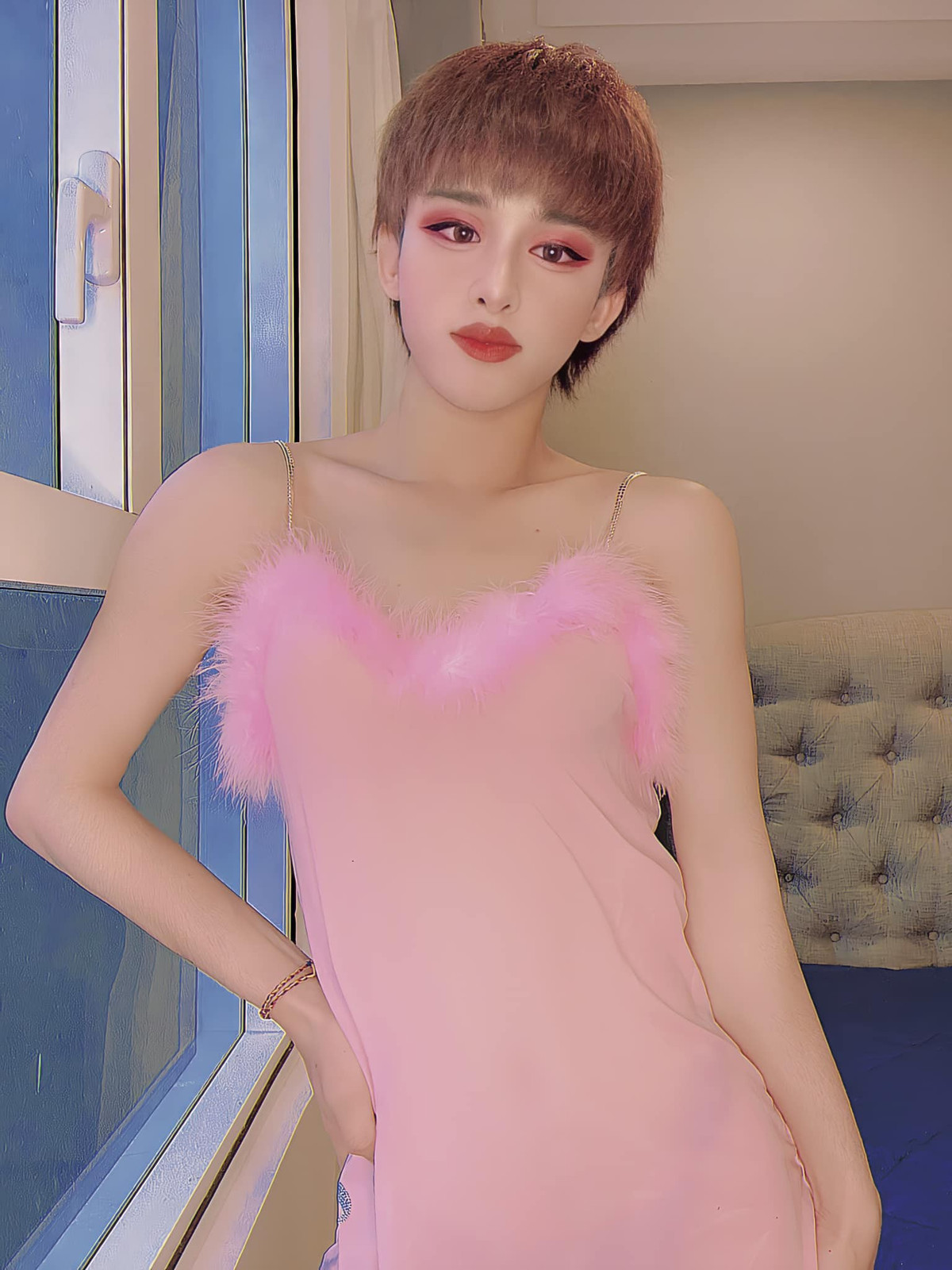 Trần Đức Bo nhận được lượng quan tâm khủng như vậy là vì loạt clip livestream khoe thân khi tắm, mặc váy body giả gái thu hút hàng triệu lượt xem.