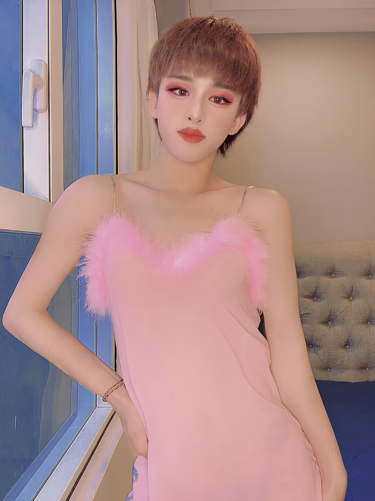 Trần Đức Bo nhận được lượng quan tâm khủng như vậy là vì loạt clip livestream khoe thân khi tắm, mặc váy body giả gái thu hút hàng triệu lượt xem.