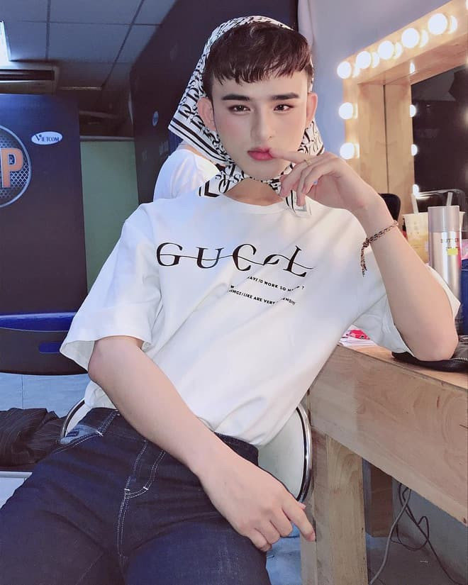 Lối trang điểm gắn mác Trần Đức Bo là đôi mắt to tròn, da mặt trắng như bông tuyết, đánh khối chuẩn từng nét và môi son đậm. Ảnh: Facebook nhân vật