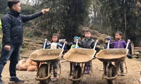 Mặc dù xe cút kít hiện nay không còn thịnh hành và trở thành trò chơi của trẻ em, thế nhưng mỗi khi nhắc đến chắc hẳn rằng những người thuộc thế hệ 7x sẽ phải bật cười nhớ lại ký ức tuổi thơ dữ dội đó.