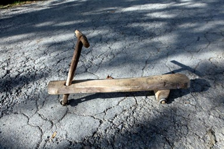 Chiếc xe cút kít tự chế giống như ván trượt từ những phiến gỗ thừa, ba chiếc vòng bi xe hỏng xin từ các hàng sửa được sử dụng một cách khéo léo làm bánh xe. Tất cả được điều khiển bằng một tay lái hình chữ T bằng gỗ đẽo tròn.