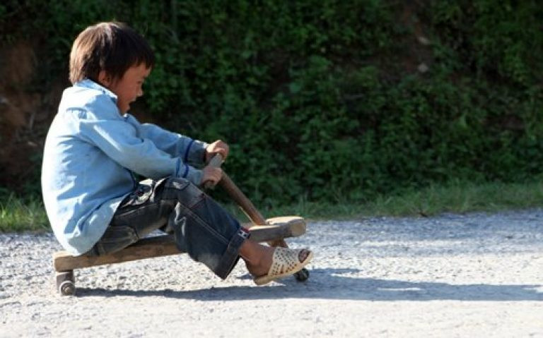 Chiếc xe cút kít bằng gỗ này để các em chơi trò đua xe đổ dốc tại những con dốc của bản làng. Chính trong sự nghèo khó ấy cùng với óc sáng tạo tuyệt vời, những đứa trẻ này đã tự tạo cho mình món đồ chơi bằng các vật dụng, nguyên liệu sẵn có của núi rừng.