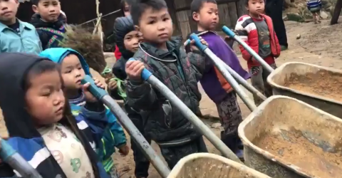 Khác với trẻ em thời nay hàng ngày được vui đùa trong những khu vui chơi sang trọng, được ăn những món đắt tiền thì trẻ em thế hệ trước chỉ biết tự tìm niềm vui cho mình bằng những trò chơi hết sức đơn giản như xe cút kít như thế này.