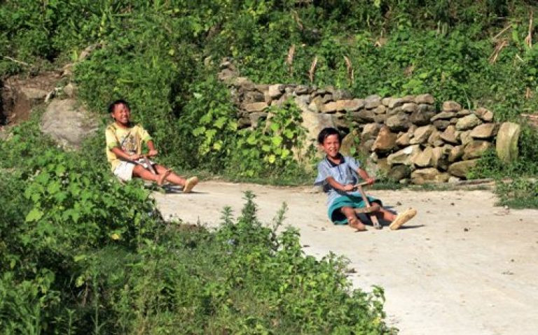 Khi nhìn vào những hình ảnh này chắc hẳn rằng thế hệ trước sẽ bồi hồi xúc động nhớ lại thời tuổi thơ dữ dội một thời gắn bó với những chiếc xe đơn sơ như thế này.