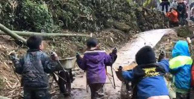 Đến thời điểm hiện tại, việc các em nhỏ chơi bằng những chiếc xe cút kít xuất hiện không nhiều, phần lớn chỉ có ở các vùng cao. Khoảnh khắc các em vô tư chơi đùa bên những đồ chơi tuổi thơ sẵn có đã từng thu hút sự chú ý của nhiều người.