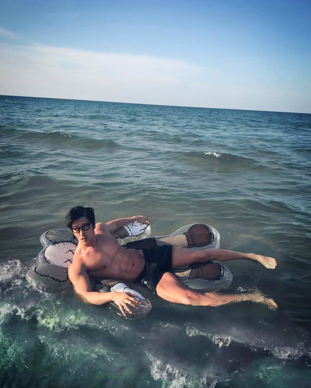 Anh chụp ảnh khoe thân hình săn chắc sáu múi khiến chị em "ngẩn ngơ".