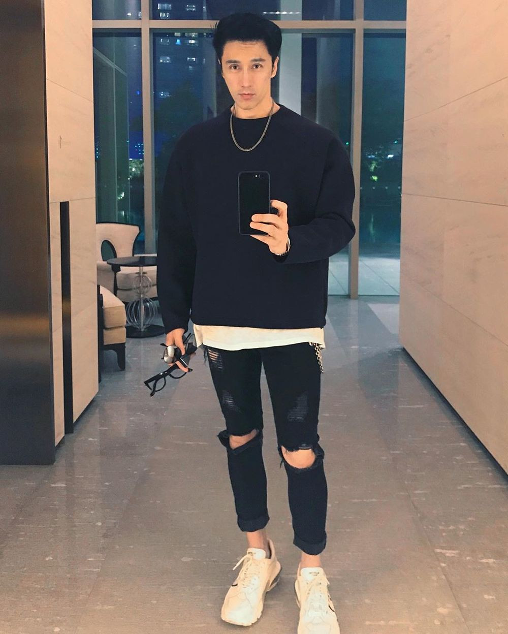 Dù đã 54 tuổi thế nhưng Chuando Tan vẫn ăn mặc như trai đôi mươi.