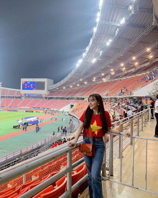 Với nhan sắc ngọt ngào, mỗi lần Gia Hân ra sân cổ vũ bạn trai đều nhận được sự quan tâm của dân tình.