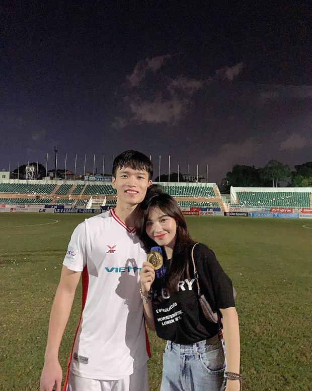 Ngay lập tức, danh tính của cô gái này được dân mạng tìm ra. Được biết đây chính là bạn gái của Hoàng Đức, tên là Nguyễn Gia Hân sinh năm 1997.