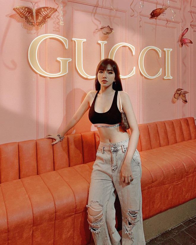 Nàng WAG này sở hữu nhan sắc vô cùng xinh đẹp ở ngoài đời. Đặc biệt ai cũng phải trầm trồ khen ngợi thân hình quyến rũ, body xịn sò cùng phong cách gợi cảm của cô nàng.