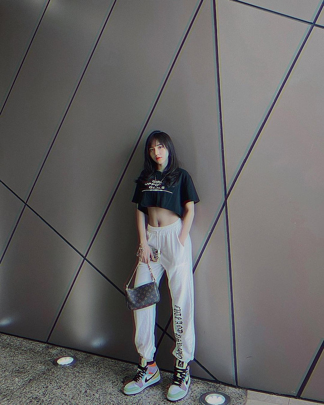 Bất chấp phong cách thời trang nào thì cô nàng vẫn cứ xinh đẹp hút hồn.