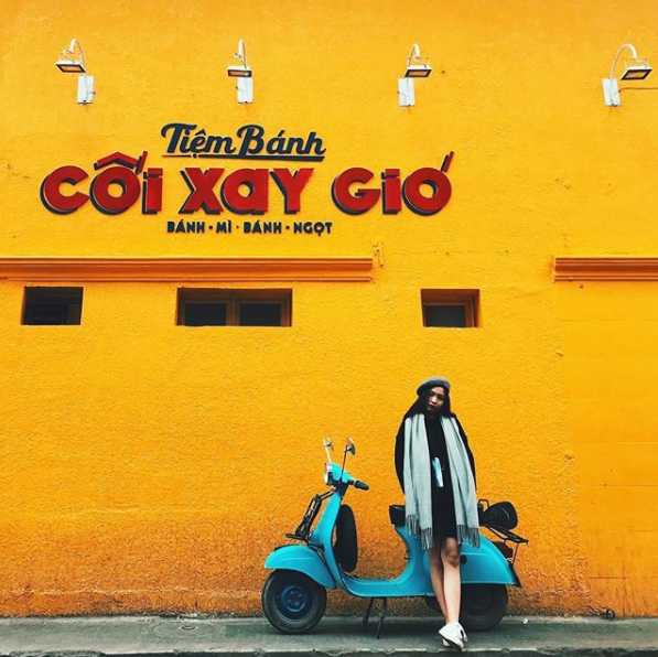 Dù ăn mặc theo phong cách nào đi chăng nữa, đứng trước bức tường vàng ở Đà Lạt này chụp ảnh "sống ảo" đều sẽ ra đời nhiều bức ảnh tuyệt đẹp.