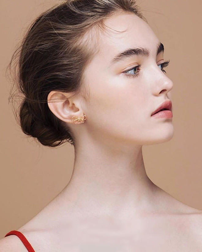 Hiện tại, Anastasia Bezrukova đã 16 tuổi. Cô nàng khiến người hâm mộ xuýt xoa bởi càng lớn nhan sắc càng thăng hạng, xinh đẹp quyến rũ.