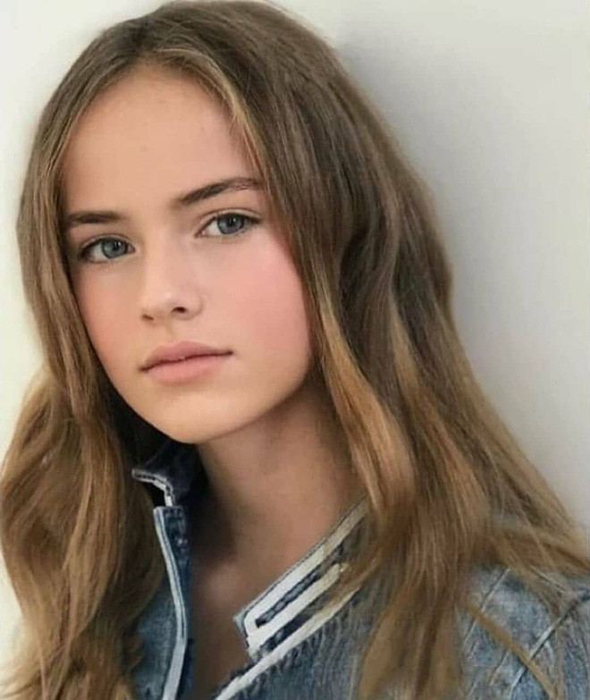 Càng lớn, Kristina Pimenova có nhan sắc ngày càng hoàn hảo với đôi mắt xanh thăm thẳm như đại dương và thần thái cuốn hút.