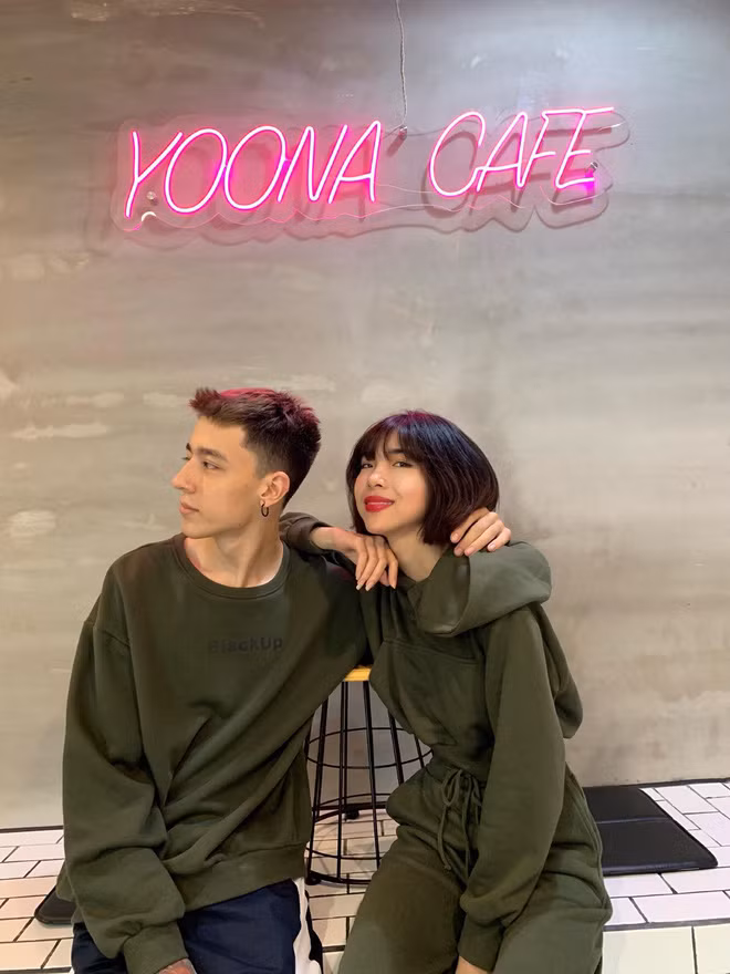 Cặp đôi nổi tiếng MXH Sme Mai (Mai Phương Ngân, sinh năm 1995) và Nguyễn Việt Thiện (SN 1999) hiện tại đang khiến cộng đồng mạng không khỏi trầm trồ. Trong khi chàng là hot boy lai Tây từng phủ sóng MXH, thì nàng là mẫu lookbook nổi tiếng Sài Gòn với vòng eo con kiến, gương mặt xinh xắn như ulzzang Hàn Quốc.