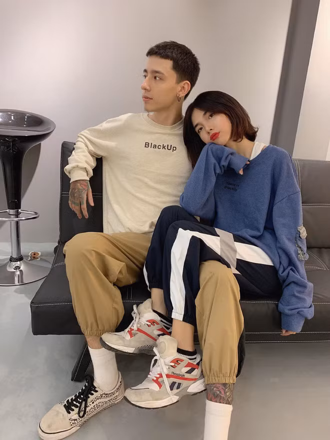 Tuy nhiên không ai biết được rằng đây chính là mối tình "chị ơi anh yêu em" khi nàng hơn chàng 4 tuổi. Cứ tưởng những chuyện tình thua tuổi như thế thường khó thành nhưng cặp đôi "chị - em" này đã chứng minh điều ngược lại