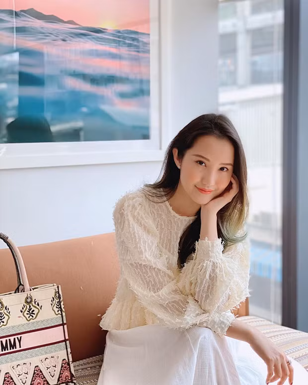 Sở hữu nhan sắc cùng ngoại hình xinh đẹp nên mỗi lần cô nàng khoác lên mình đồ hiệu là toát lên thần thái sang chảnh, đúng chuẩn con nhà giàu.