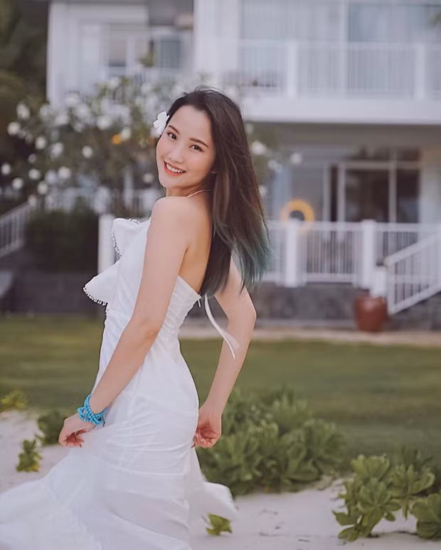 Primmy Trương tên thật là Trương Minh Xuân Thảo, sinh năm 1992. Cô nàng đã tốt nghiệp ngành Thương Mại tại trường ĐH Quốc tế RMIT Việt Nam và đang làm quản lý tài chính tại JRP. Ngoài ra, Thảo còn là beauty blogger khá có tiếng, người mẫu ảnh, sở hữu rất nhiều người theo dõi trên mạng xã hội.