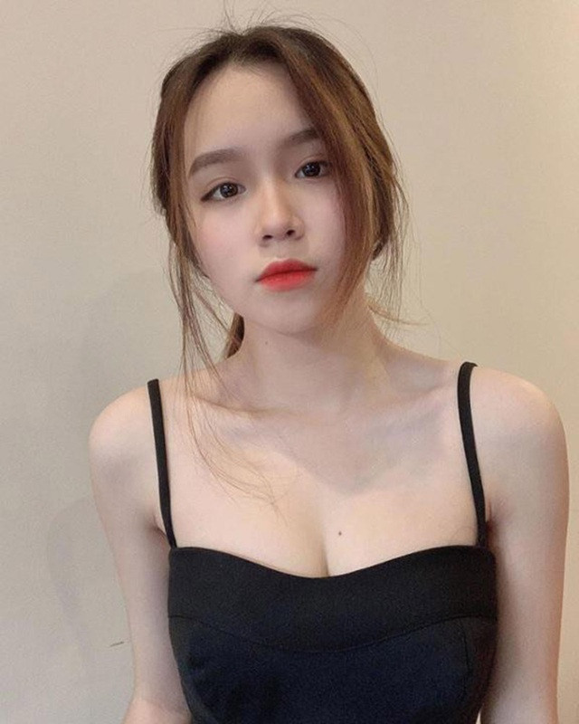 Cẩm Nhung chia sẻ rằng, em thường không thể hiện tính cách của mình trên mạng xã hội. Đồng thời Nhung khá kín tiếng trong chuyện đời tư của mình.