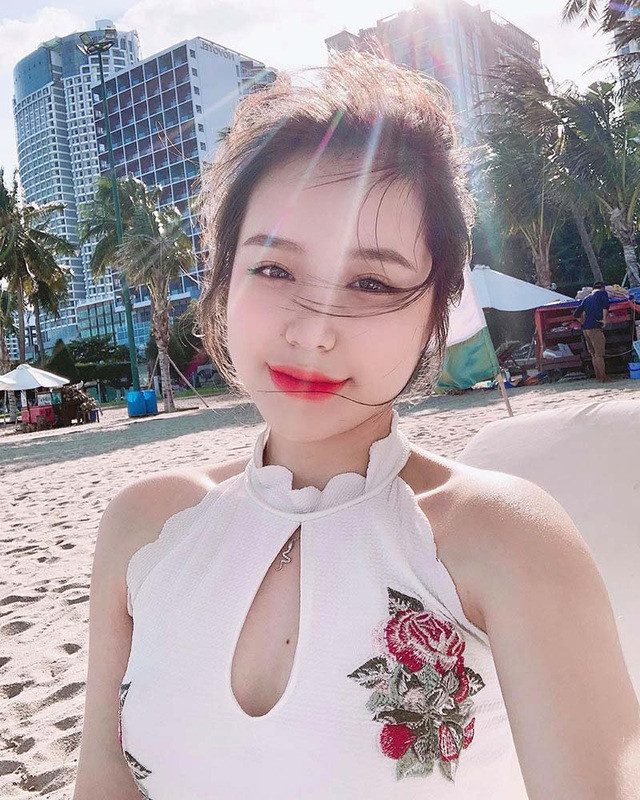 Dù chỉ cao 1m54, nặng 41kg, nhưng Nhung luôn hút ánh mắt của người đối diện bởi vóc dáng cân đối và nụ cười hút hồn.