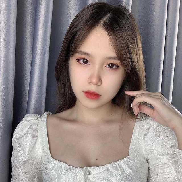 Sau 2 năm nổi tiếng, cuộc sống của cô gái này có những sự thay đổi nhất định. Được biết, Cẩm Nhung hiện đang theo học tại trường Học viện Tài chính.