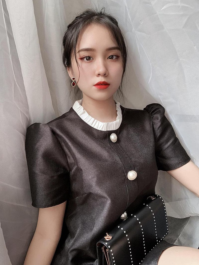 Mọi người xung quanh thường nhận xét Nhung là một người dễ mến, dễ gần, đôi lúc hơi bướng bỉnh một chút.