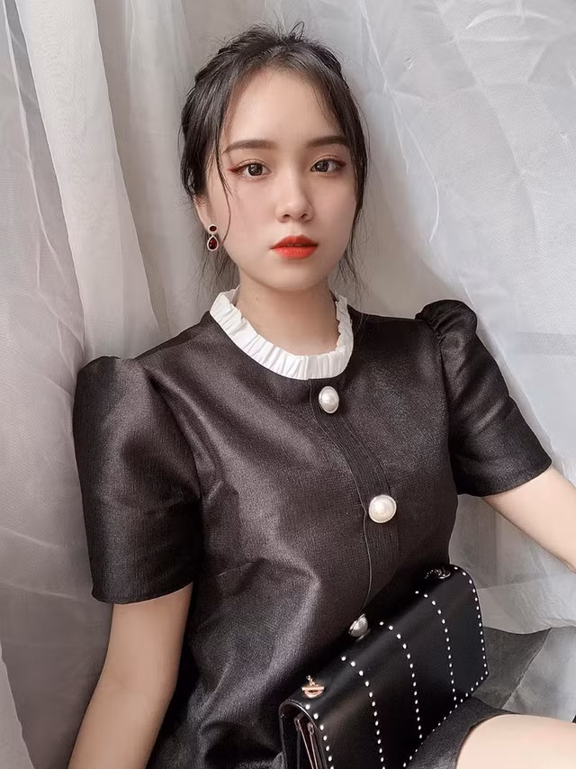 Mọi người xung quanh thường nhận xét Nhung là một người dễ mến, dễ gần, đôi lúc hơi bướng bỉnh một chút.