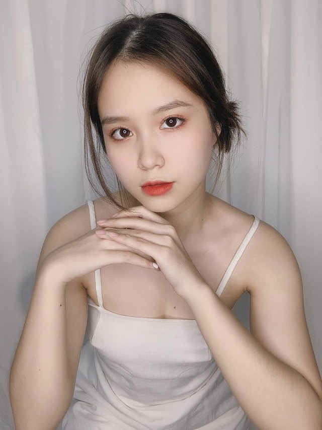 Ngoài thời gian dành cho việc học, Nhung là người mẫu ảnh quảng cáo thời trang, gặp gỡ bạn bè và chơi với thú cưng.